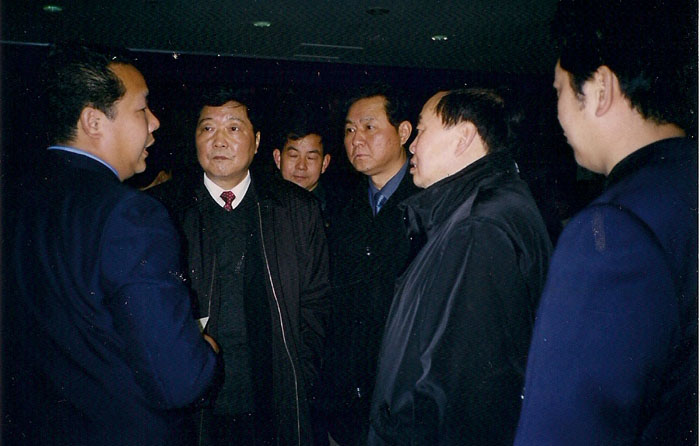 2002年3月原武漢市市長(zhǎng)周濟(jì)帶領(lǐng)相關(guān)部門領(lǐng)導(dǎo)考察武漢公司葛粉生產(chǎn)情況并聽(tīng)取總經(jīng)理邵仙墻的匯報(bào)